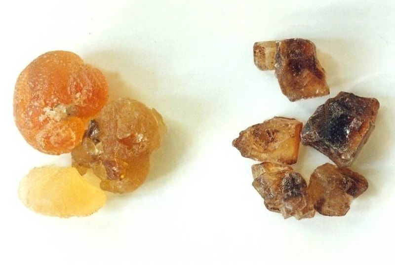 Gummi Arabicum (links), Kandiszucker (rechts)