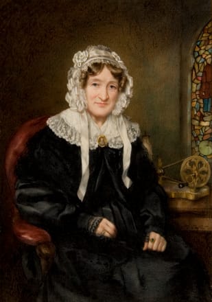 Mrs. Eastmont in schwarzem Kleid mit Miniaturbrosche — 14944