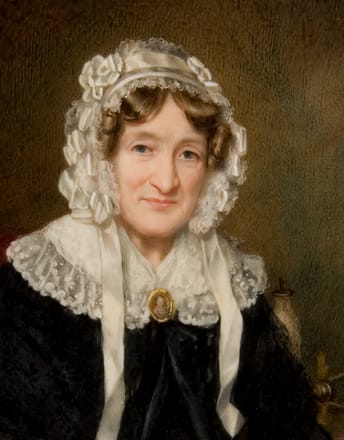 Mrs. Eastmont in schwarzem Kleid mit Miniaturbrosche — 14943