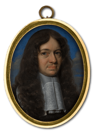 Herr mit langen Locken vor wolkigem Himmel