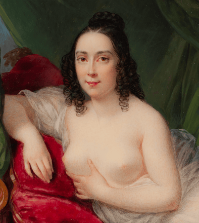 Dame auf Sofa mit roten Kissen — 01jq9y7sq7zyk5dyj3m81cgha9