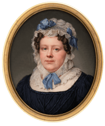 Dame in schwarzem Kleid und weißer Haube mit blauen Bändern