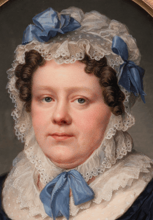Dame in schwarzem Kleid und weißer Haube mit blauen Bändern — 16615