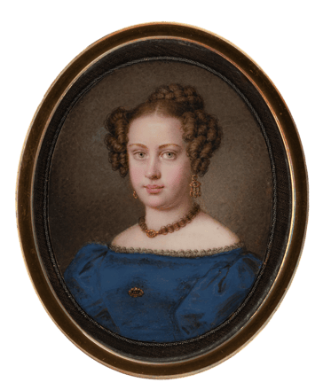 Dame in blauem Kleid mit Haarcollier