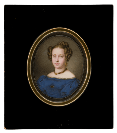 Dame in blauem Kleid mit Haarcollier — 01j624th8krtyrj2rt2gdkgaqm