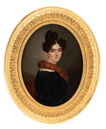 Dame in schwarzem Kleid mit Pelzstola