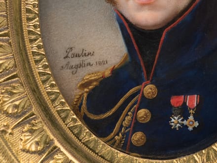 Herr in dunkelblauer Uniform — 01j624th8kpy51jg03rqxhrw0q