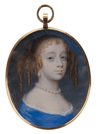 Dame in blauem Kleid mit Perlenschmuck